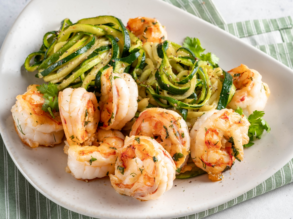 Tăieței de dovlecel cu pesto de avocado și creveți